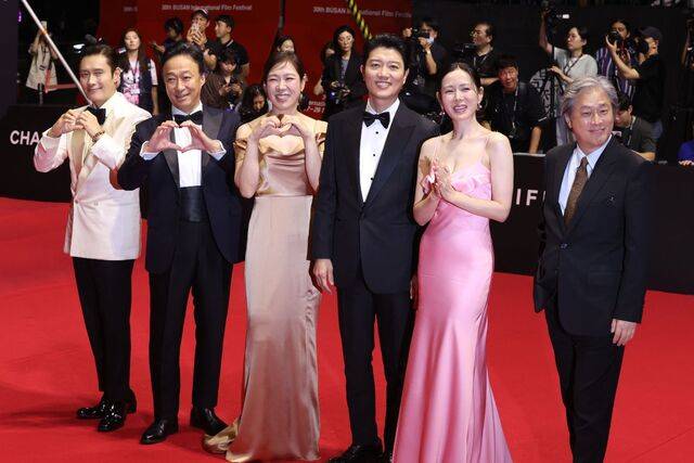 30회 부산국제영화제(BIFF) 개막식이 열린 17일 부산 해운대구 영화의전당에서 개막작 ‘어쩔수가없다’ 출연진과 감독이 레드카펫에서 포즈를 취하고 있다. 왼쪽부터 배우 이병헌, 이성민, 염혜란, 박희순, 손예진과 박찬욱 감독. 이날 아시아 최초로 상영된 ‘어쩔수가없다’는 야외극장을 꽉 채운 관객 5000여명에게 박수를 받았다. 연합뉴스