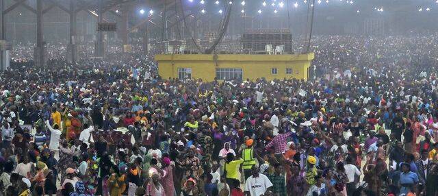 나이지리아 교회는 폭발적 부흥과 박해를 동시에 경험하면서 강해지고 성장하는 ‘안티프래질’을 체질화하고 있다. 나이지리아 최대 교회 중 하나인 RCCG 교회에서 성도들이 기뻐하며 예배하고 있다. 황 회장 제공