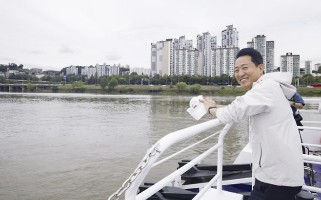 오세훈 서울시장이 18일 오전 서울 여의도에서 한강버스를 시승하고 있다. 뉴시스