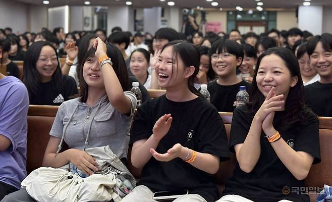 경기도 김포와 인천 검단 지역 청소년들이 13일 경기도 김포제일교회에서 열린 '더웨이브 김포검단' 집회에서 손뼉을 치고 있다.