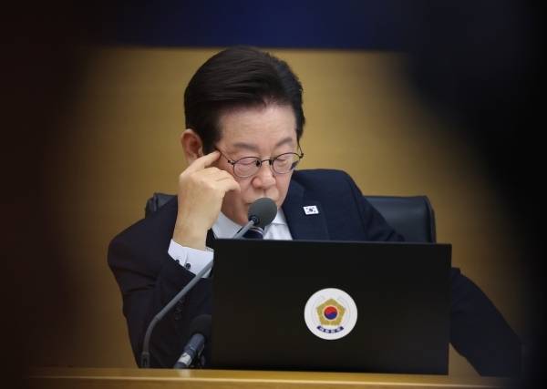 이재명 대통령이 16일 정부세종청사에서 열린 제42회 국무회의에서 참석자 발언을 들으며 자료를 살펴보고 있다. 연합뉴스