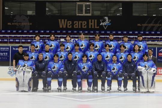 아시아리그 아이스키 10번째 우승에 도전하는 HL 안양 아이스하키단. 사진[연합뉴스]