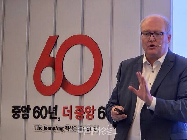 ▲그레고시 피에호타(Grzegorz Piechota) 국제뉴스미디어협회 상근연구원이 지난 17일 서울 중구 롯데호텔에서 중앙일보가 주최한 글로벌 미디어 컨퍼런스에서 발표를 진행했다. 사진=윤수현 기자