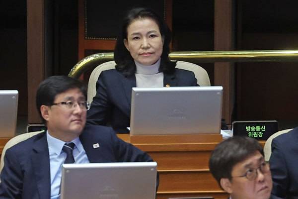 ▲이진숙 방송통신위원장이 18일 교육·사회·문화 분야 대정부질문이 열리는 국회 본회의장에 입장해 회의 시작을 기다리고 있다.