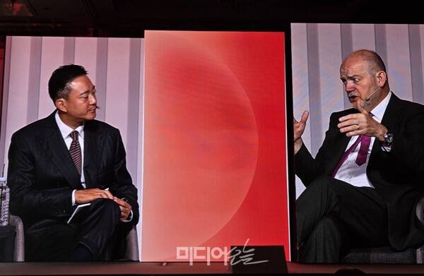 ▲홍정도 중앙그룹 부회장과 마크톰슨 CNN CEO가 18일 서울 중구 롯데호텔에서 열린 중앙일보 60주년 컨퍼런스에서 대담하는 모습. 사진=윤수현 기자.