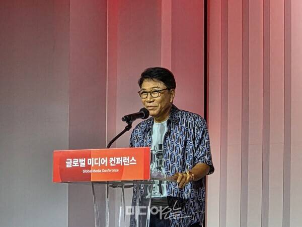 ▲이수만 A2O엔터테인먼트 키 프로듀서는 18일 서울 중구 롯데호텔에서 중앙일보가 주최한 글로벌 미디어 컨퍼런스에서 발표를 진행했다. 사진=미디어오늘