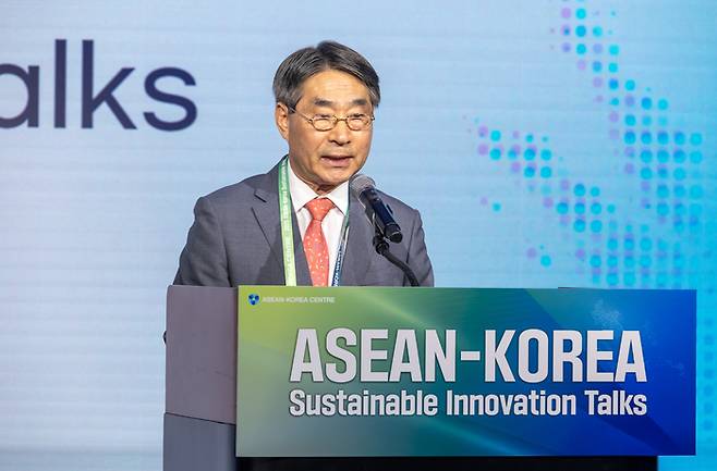 18일  한-아세안 지속가능한 혁신성장 토크 및 워크숍에 참석한 김재신 한-아세안 센터 사무총장이 발언하고 있다. [사진=한-아세안센터 제공]