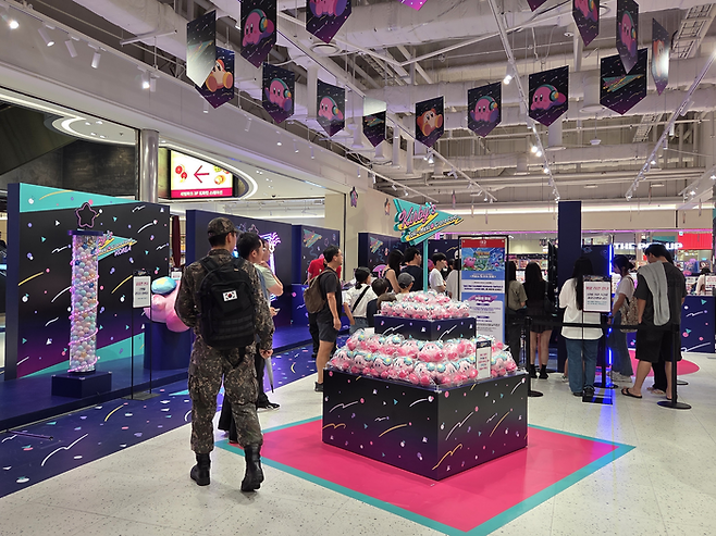 지난 17일 오후 서울 용산 아이파크몰 리빙파크 3층 도파민 스테이션. 이날까지 인기 게임 시리즈 ‘별의 커비’를 테마로 한 체험형 팝업 이벤트 ‘별의 커비 두근두근☆크레인 피버 한국’이 운영됐다 [김혜진 기자]