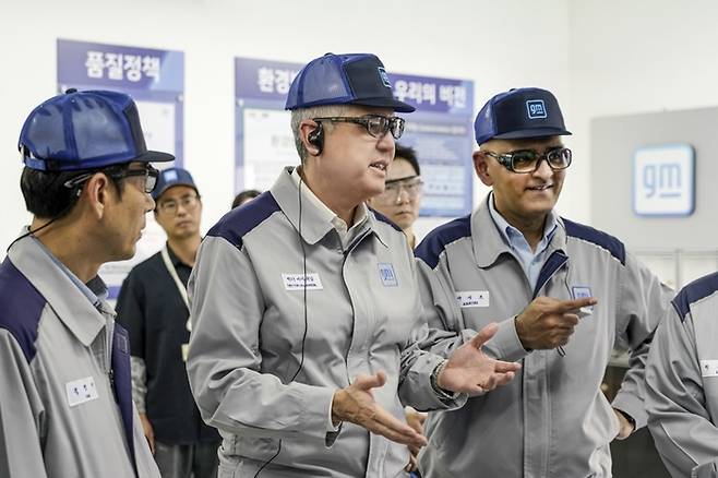 헥터 비자레알 한국GM 사장이 지난달 28일 창원공장 생산 현장을 둘러보고 있다. 한국GM
