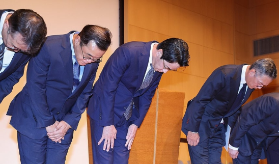 조좌진 롯데카드 대표이사(왼쪽 세번째)가 18일 서울 중구 부영태평빌딩에서 해킹 사고로 인한 고객 정보 유출사태에 대해 대고객 사과를 하고 있다. (사진=연합뉴스)