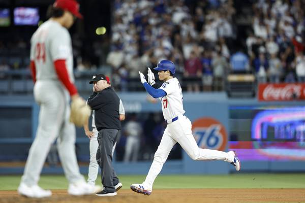 오타니는 상대 선발과 네 차례 대결 끝에 홈런을 때렸다. 사진=  EPA= 연합뉴스 제공