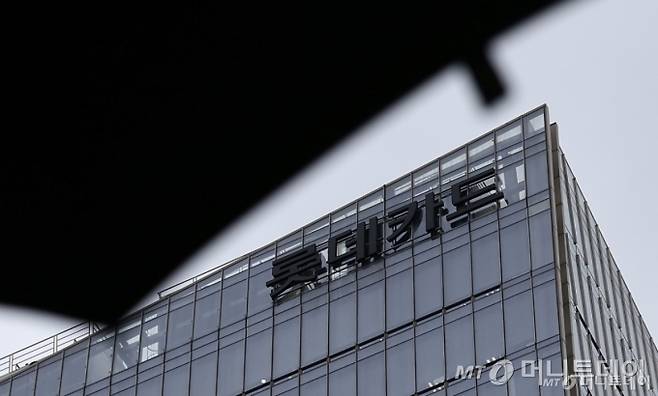 (서울=뉴스1) 김성진 기자 = 회원 960만여명을 보유한 롯데카드의 '해킹 사고' 피해 규모가 예상보다 훨씬 큰 것으로 파악되면서 파장이 커지고 있다.   17일 금융권에 따르면 롯데카드와 금융당국은 최근 롯데카드 해킹 사고로 인한 정보 유출 범위와 피해자 규모를 확인하고 있다. 조사는 막바지 단계로, 이르면 이번 주 조좌진 롯데카드 대표가 직접 대국민 사과와 피해 대책을 발표할 것으로 알려졌다.  사진은 이날 오후 서울 종로구 롯데카드 본사의 모습. 2025.9.17/뉴스1  Copyright (C) 뉴스1. All rights reserved. 무단 전재 및 재배포,  AI학습 이용 금지. /사진=(서울=뉴스1) 김성진 기자