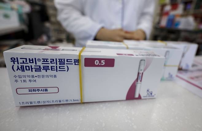 지난해 10월 17일 서울 강남구의 한 약국에 덴마크 제약사 노보노디스크가 개발한 비만치료제 ‘위고비’가 놓여 있다.  '위고비'는 펜 모양 주사 1개로 주 1회, 1개월(4주)씩 투여하도록 개발된 덴마크 제약사 노보 노디스크의 비만 치료제로, 의사가 처방한 뒤 약사 조제·복약지도에 따라 쓰이는 전문의약품이다.