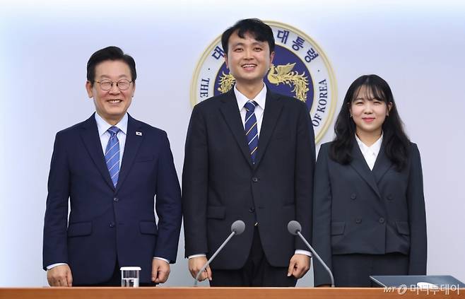 [서울=뉴시스] 최동준 기자 = 이재명 대통령이 18일 서울 용산 대통령실 청사에서 열린 수석보좌관회의에서 이주형(가운데), 최지원 청년담당관에게 임명장 수여 후 기념촬영을 하고 있다. (대통령실통신사진기자단) 2025.09.18. photocdj@newsis.com /사진=