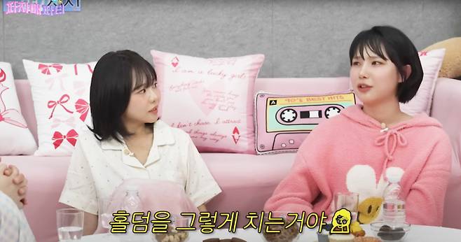 유튜버 겸 크리에이터 산범이 지난 17일 유튜브 채널 '이게진짜최종' 파자매 파티' 콘텐츠에 출연해 남편과 이혼을 고민한 과거를 밝혔다. 사진은 산범(오른쪽)이 유뷰트 채널 '이게진짜최종' 파자매 파티' 콘텐츠에 출연한 모습.  /사진=유튜브 채널 '이게진짜최종' 캡처