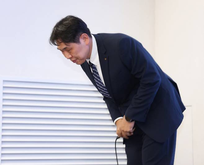구재형 KT 네트워크부문 네트워크기술본부장이 18일 서울 종로구 KT광화문빌딩에서 KT 소액결제 피해 관련 대응 현황 발표 기자회견을 하기 앞서 고개숙여 사과하고 있다. /사진=뉴시스