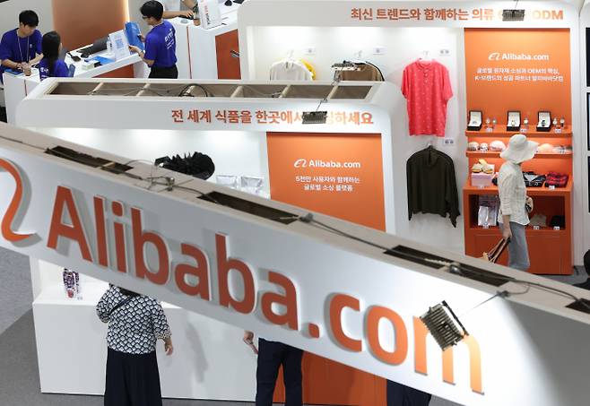 신세계그룹과 알리바바의 합작법인(JV) 출범으로 국내 이커머스 시장의 지각 변동이 예고된 가운데, 이은희 인하대 소비자학과 교수는 이번 연합이 저가 정책과 AI 초개인화를 강점으로 내세워 쿠팡과 네이버 쇼핑 등에 위협이 될 수 있다고 분석했다. 사진은 지난 7월 서울 강남구 코엑스에서 개막한 한국수입박람회에 들어선 알리바바 부스. /사진=뉴시스
