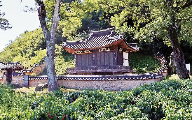 빼어난 건축적 미감을 보여주는 법전마을의 정자 경체정.