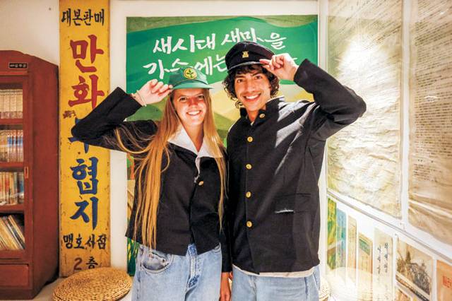 경주 코오롱호텔의 실내외 공간에서 진행하는 방탈출 게임 ‘사라진 시계’를 즐기는 모습.  한국관광공사 제공