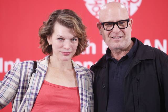 배우 밀라 요보비치와 애드리언 그런버그 감독이 18일 부산 해운대구 영화의전당에서 열린 제30회 부산국제영화제 ‘프로텍터’ 기자간담회에서 포즈를 취하고 있다. 연합뉴스