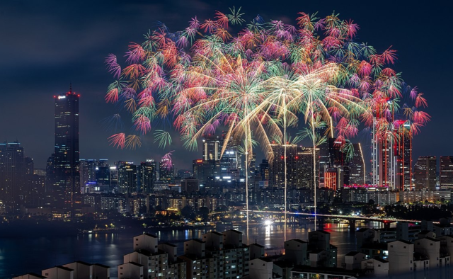 지난해 10월 5일 서울 여의도 한강공원에서 열린 ‘2024 서울세계불꽃축제’. 연합뉴스
