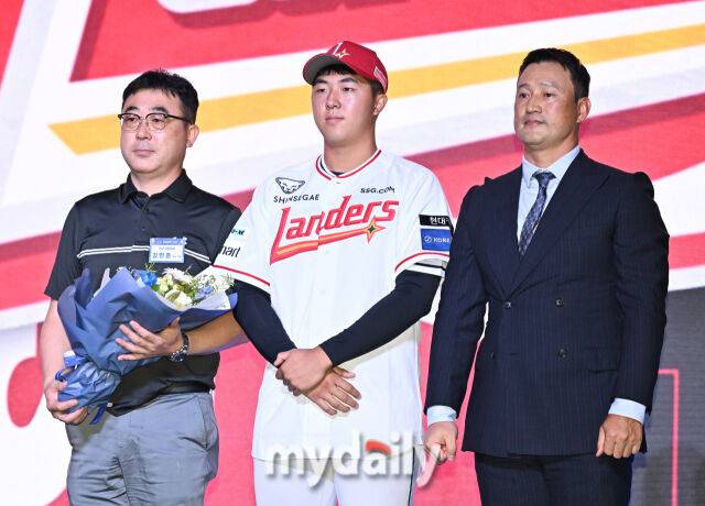 대구고 김민준(가운데)이 17일 오후 서울 잠실 롯데호텔에서 진행된 '2026 KBO 신인 드래프트'에서 1라운드 5순위로 SSG에 지명된 뒤 포즈를 취하고 있다. 이번 드래프트는 전면 드래프트 방식으로 총 11라운드에 걸쳐 진행되며, 총 1,261명의 대상자 중 최대 110명이 KBO 10개 구단의 새 식구로 합류하게 된다. 지명 순서는 2024시즌 최종 순위 역순에 따라 키움 히어로즈를 시작으로 NC 다이노스, 한화 이글스, 롯데 자이언츠, SSG 랜더스, KT 위즈, 두산 베어스, LG 트윈스, 삼성 라이온즈, KIA 타이거즈 순으로 진행된다./잠실 = 송일섭 기자