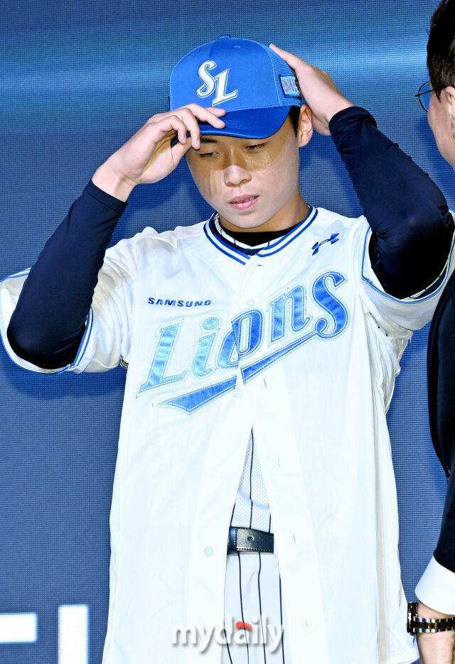 서울고 이호범이 17일 오후 서울 잠실 롯데호텔에서 진행된 '2026 KBO 신인 드래프트'에서 1라운드 9순위로 삼성 유니폼을 입고 있다. 이번 드래프트는 전면 드래프트 방식으로 총 11라운드에 걸쳐 진행되며, 총 1,261명의 대상자 중 최대 110명이 KBO 10개 구단의 새 식구로 합류하게 된다. 지명 순서는 2024시즌 최종 순위 역순에 따라 키움 히어로즈를 시작으로 NC 다이노스, 한화 이글스, 롯데 자이언츠, SSG 랜더스, KT 위즈, 두산 베어스, LG 트윈스, 삼성 라이온즈, KIA 타이거즈 순으로 진행된다./마이데일리