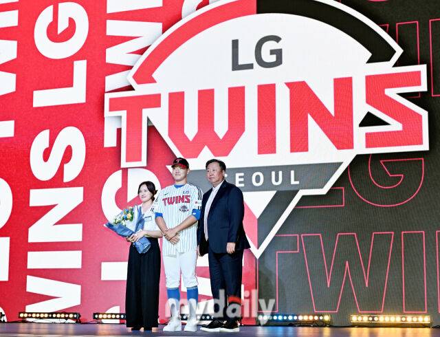 경기항공고 양우진이 17일 오후 서울 잠실 롯데호텔에서 진행된 '2026 KBO 신인 드래프트'에서 1라운드 8순위로 LG에 지명된 뒤 포즈를 취하고 있다. 이번 드래프트는 전면 드래프트 방식으로 총 11라운드에 걸쳐 진행되며, 총 1,261명의 대상자 중 최대 110명이 KBO 10개 구단의 새 식구로 합류하게 된다. 지명 순서는 2024시즌 최종 순위 역순에 따라 키움 히어로즈를 시작으로 NC 다이노스, 한화 이글스, 롯데 자이언츠, SSG 랜더스, KT 위즈, 두산 베어스, LG 트윈스, 삼성 라이온즈, KIA 타이거즈 순으로 진행된다./잠실 = 송일섭 기자