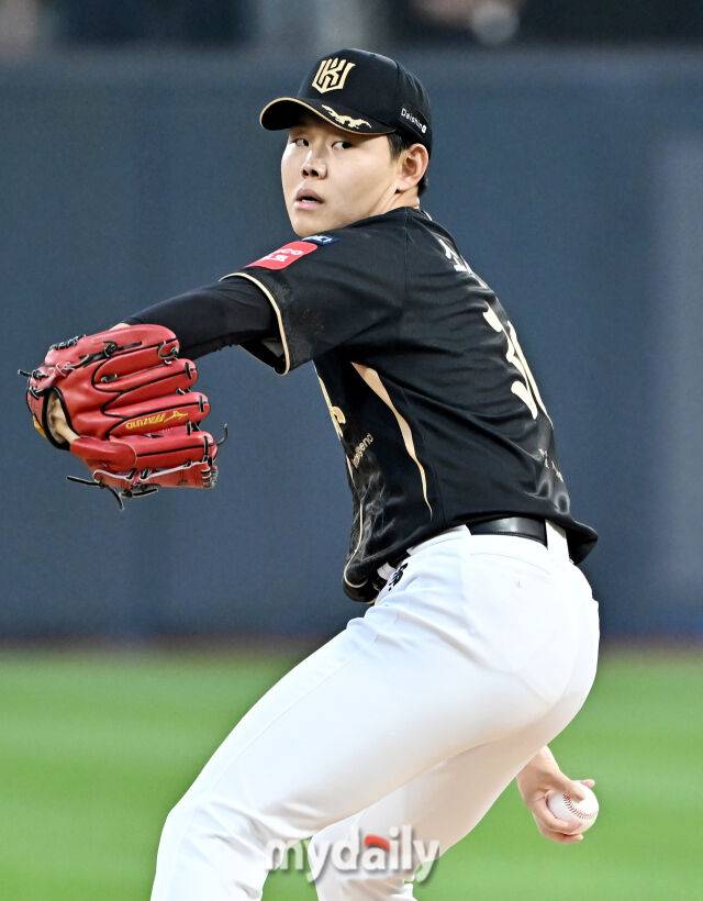 9일 오후 경기도 수원시 조원동 수원KT위즈파크에서 열린 '2025 프로야구 KBO리그' KT위즈와 두산베어스의 경기. KT 소형준이 선발등판해 역투하고 있다./마이데일리