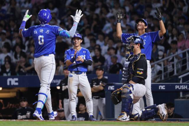 홈런 세리머니를 펼치는 르윈 디아즈와 선수들./삼성 라이온즈