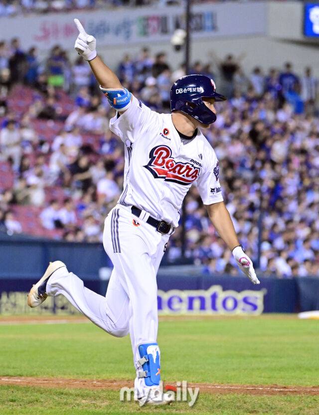 2025년 8월 28일 오후 서울 잠실구장에서 열린 '2025 신한 SOL뱅크 KBO 리그' 삼성 라이온즈와 두산 베어스의 경기. 두산 안재석이 연장 10회말 2사 1.2루서 끝내기 안타를 치며 7-6으로 승리한 뒤 기뻐하고 있다./마이데일리