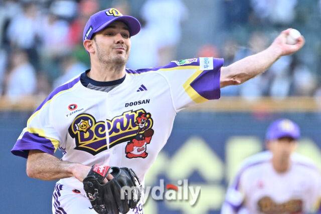 7일 서울 잠실야구장에서 열린 '2025 신한 SOL BANK KBO리그' LG 트윈스와 두산 베어스 경기. 두산 잭로그가 선발 투수로 마운드에 올라 힘차게 투구하고 있다./마이데일리