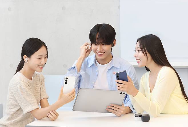 삼성전자 모델이 19일 국내 출시하는 ‘갤럭시 S25 FE’, ‘갤럭시 탭 S11 시리즈’, ‘갤럭시 버즈3 FE’를 사용하는 모습. [삼성전자 제공]