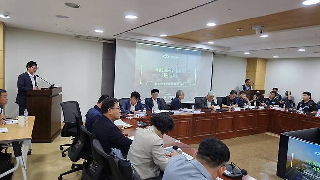 17일 국회에서 열린 ‘석유화학산업 위기, 여수국가산단 및 지역경제 회생을 위한 토론회’에서 한국화학산업협회 최홍준 본부장이 발표하고 있다. 고은결 기자