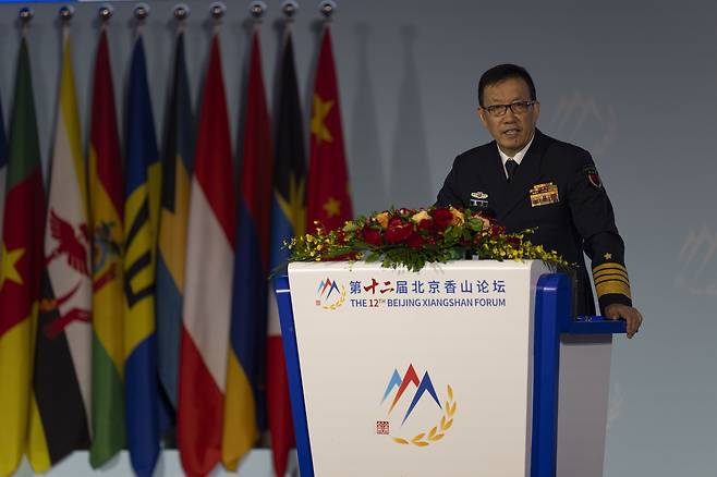 둥쥔 중국 국방부장(장관)이 18일(현지시간) 중국 베이징에서 열린 중국의 연례 안보·국방 대화인 샹산 포럼에서 연설하고 있다. [AP]