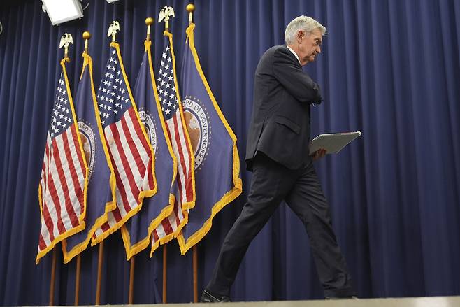 제롬 파월 미 연방준비제도 의장이 17일(현지시간) 연방공개시장위원회(FOMC) 회의 이후 기자회견을 마치고 단상에서 내려오고 있다. [AP]