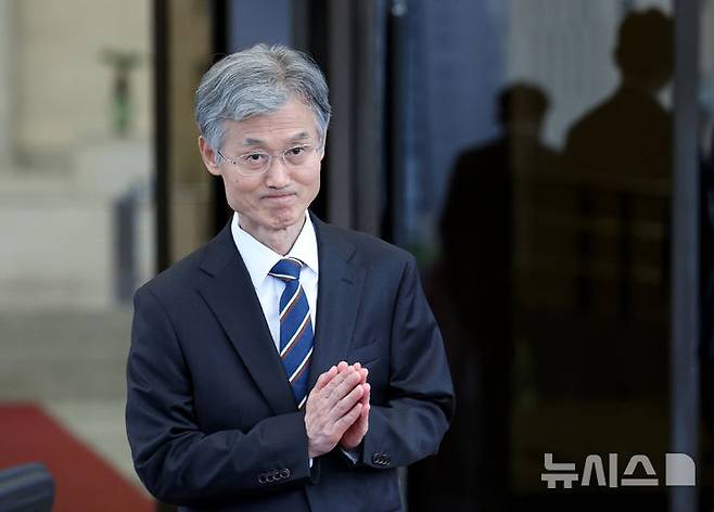 [서울=뉴시스] 김진아 기자 = 조희대 대법원장이 지난 17일 서울 서초구 대법원에서 퇴근하고 있다. 조 대법원장은 이날 한덕수 전 국무총리와 이재명 대통령의 공직선거법 위반 사건 처리를 논의했다는 의혹을 전면 부인했다. 2025.09.17. bluesoda@newsis.com