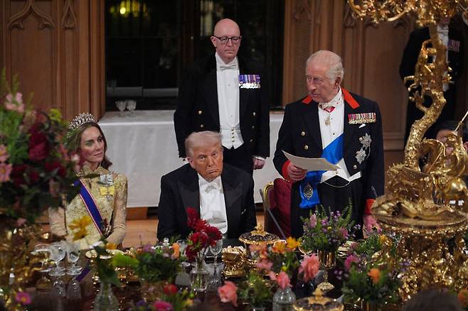 [런던=AP/뉴시스] 도널드 트럼프 미국 대통령이 17일(현지 시간) 윈저성에서 열린 국빈 만찬에서 찰스 3세 영국 국왕의 연설을 듣고 있다. 2025.09.18.