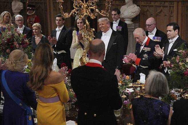 [런던=AP/뉴시스] 도널드 트럼프 미국 대통령과 찰스 3세 영국 국왕이 17일(현지 시간) 윈저성에서 열린 국빈 만찬에 참석해 있다. 2025.09.18.