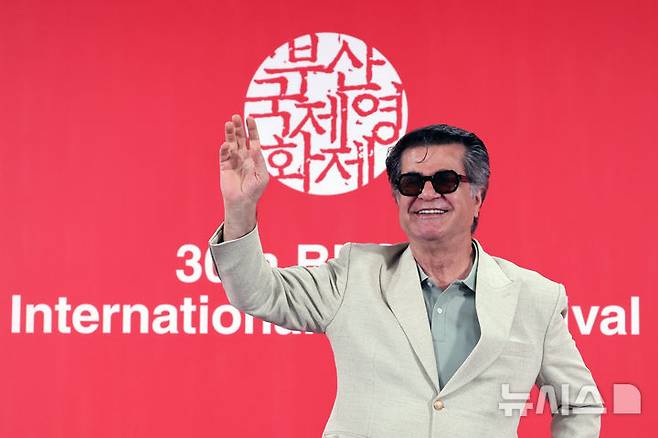 [부산=뉴시스] 박진희 기자 = 자파르 파나히(Jafar Panahi) 감독이 18일 부산 해운대구 영화의전당 비프힐에서 제30회 부산국제영화제 '올해의 아시아영화인상' 수상자 기자회견을 하고 있다. 2025.09.18. pak7130@newsis.com