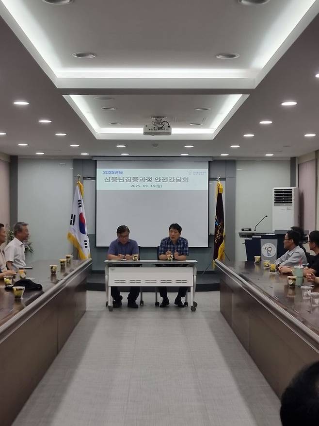 한국폴리텍대학 남대구캠퍼스가 신중년집중과정 재학생을 대상으로 안전간담회를 개최했다. *재판매 및 DB 금지