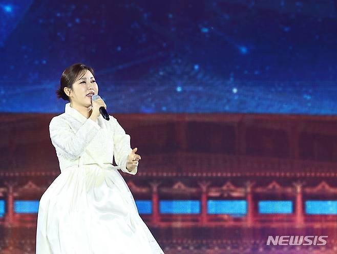 [서울=뉴시스] 김근수 기자 = 가수 송가인이 21일 서울 종로구 경복궁에서 열린  ‘2024 국가유산 방문 캠페인 : ‘코리아 온 스테이지’ 무대에서 공연을 펼치고 있다. 2024.05.21. ks@newsis.com