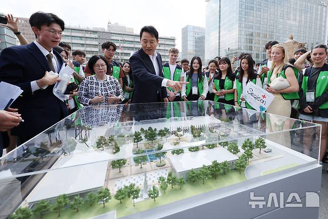 [서울=뉴시스] 김진아 기자 = 오세훈 서울시장이 8일 서울 종로구 광화문광장에서 '유엔 참전국 후손 교류캠프'에 참가 중인 6·25전쟁 참전국 후손들에게 '감사의 정원'을 소개하고 있다. 2025.06.08. bluesoda@newsis.com