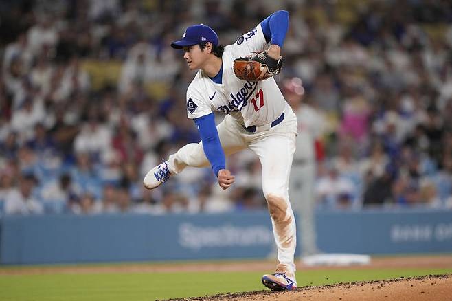 [로스앤젤레스=AP/뉴시스] LA 다저스의 오타니 쇼헤이가 17일(한국 시간) 미국 캘리포니아주 로스앤젤레스의 다저스타디움에서 벌어진 2025 메이저리그(MLB) 필라델피아 필리스와의 홈 경기에 선발 등판해 역투하고 있다. 2025.09.17