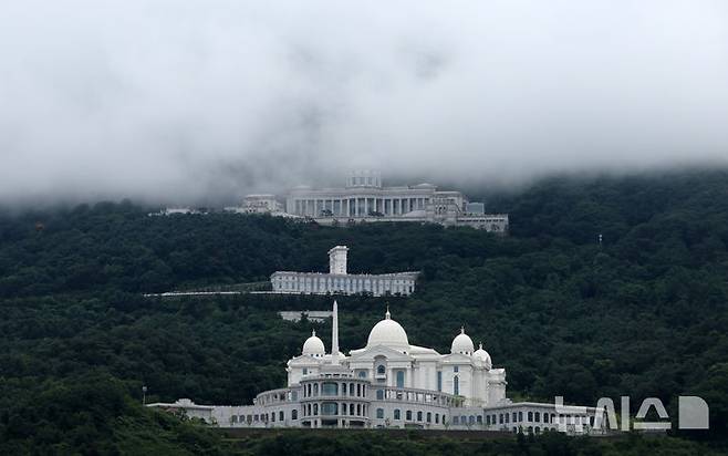[가평=뉴시스] 배훈식 기자 = 김건희 여사 의혹을 수사하는 민중기 특별검사팀이 통일교 압수수색에 들어간 지난 7월 18일 오후 경기 가평군 통일교 천원궁(아래부터), 천승전, 천정궁박물관 모습. 2025.09.18. dahora83@newsis.com