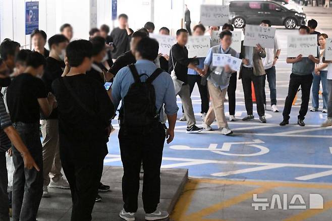 [인천공항=뉴시스] 황준선 기자 = 미국 조지아주 현대차그룹·LG에너지솔루션 배터리 합작 공장 건설 현장에서 체포·구금됐던 현대엔지니어링 근로자들이 12일 오후 인천국제공항을 통해 귀국한 뒤 주차장에서 가족과 만나기 위해 이동하고 있다. (공동취재) 2025.09.12. photo@newsis.com