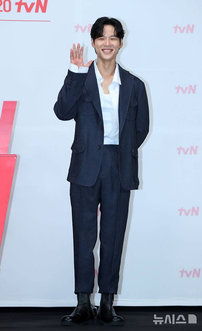 [서울=뉴시스] 김혜진 기자 = 배우 윤지온이 14일 오전 서울 구로구 신도림 라마다 호텔에서 열린 tvN 새 토일드라마 '엄마친구아들' 제작발표회에서 포즈를 취하고 있다. 2024.08.14. jini@newsis.com