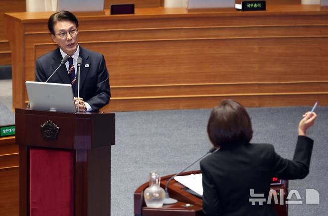 [서울=뉴시스] 김금보 기자 = 김민석 교육부 총리가 18일 오후 서울 여의도 국회에서 열린 제429회국회(정기회) 제8차 본회의에서 나경원 국민의힘 의원의 대정부질문에 답하고 있다. 2025.09.18. kgb@newsis.com