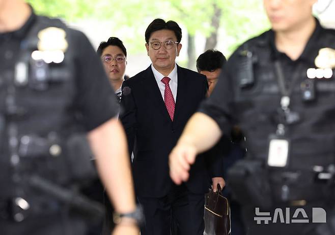 [서울=뉴시스] 최진석 기자 = 전직 통일교 간부에게 불법 정치자금을 수수한 혐의를 받는 권성동 국민의힘 의원이 지난 16일 서울 서초구 서울중앙지법으로 구속 전 피의자 심문(영장실질심사)을 받기 위해 이동히고 있다. 2025.09.16. myjs@newsis.com
