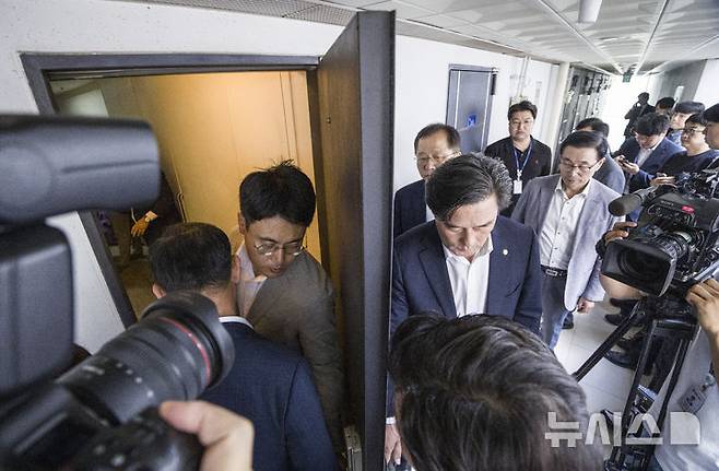 [서울=뉴시스] 김근수 기자 = 김건희 특검팀(특별검사 민중기)이 통일교인의 국민의힘 당원 가입 여부 자료와 관련해 압수수색을 벌인 18일 오후 서울 여의도 국민의힘 당원 명부 데이터베이스 관리 업체 사무실로 국민의힘 의원들이 들어가고 있다. 2025.09.18. ks@newsis.com